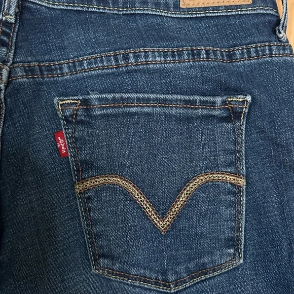 Levi’s 515 Women's Cuffed Capri jeans w/decorative stitching. Size 4. - Picture 3 of 8
